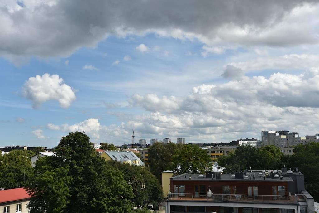Kahe Magamistoaga Ja Suure Elutoaga 3-toaline Korter Vaatega Tallinna Aerikeskusele * Tallinna