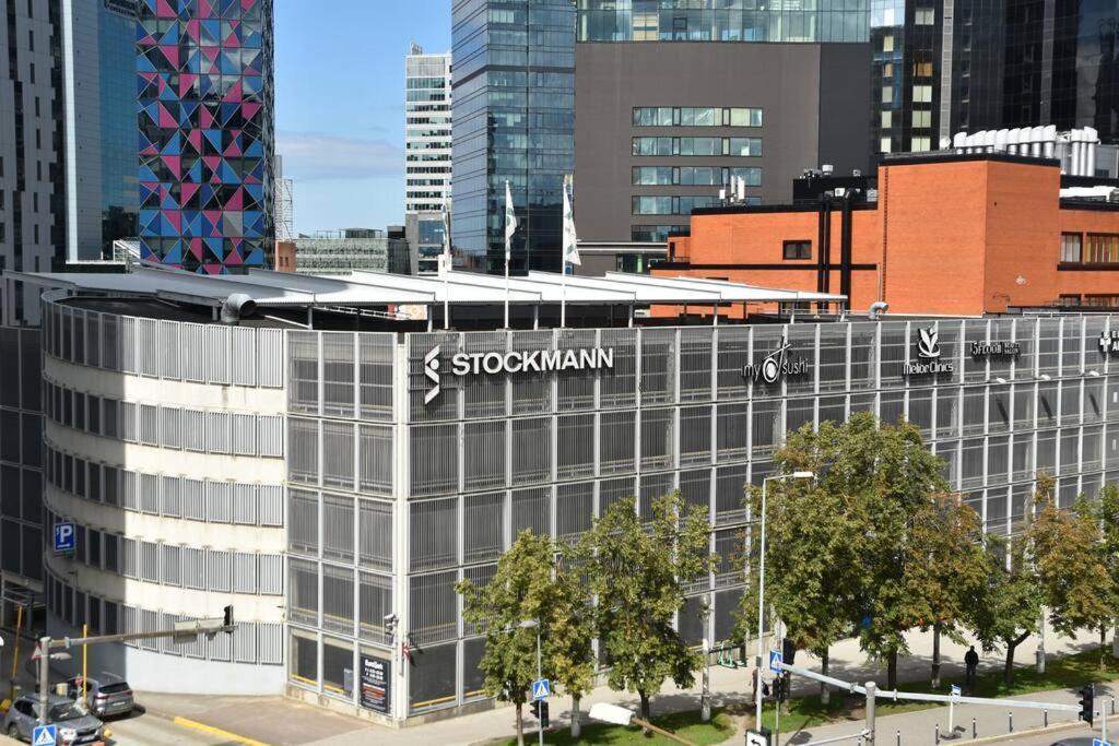 Huoneisto Kahe Magamistoaga Ja Suure Elutoaga 3-toaline Korter Vaatega Tallinna Aerikeskusele *
