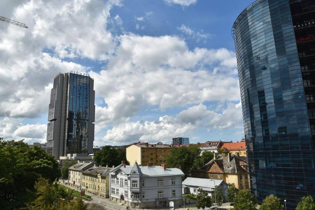 Kahe Magamistoaga Ja Suure Elutoaga 3-toaline Korter Vaatega Tallinna Aerikeskusele Huoneisto Tallinna